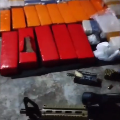 Polícia Militar apreende drogas e fuzil em veículo clonado em Itaperuna (RJ)
