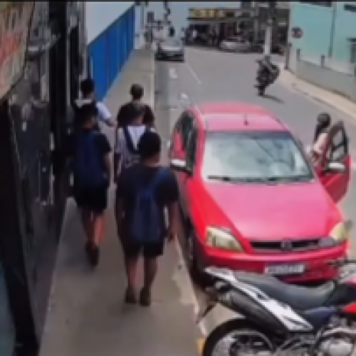 Motociclista cai após empinar moto em São José do Vale do Rio Preto (RJ)