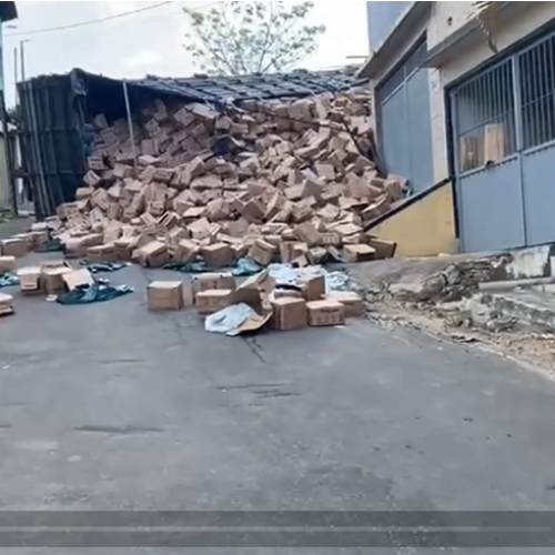 Caminhão com carga de sacolas tomba e interdita parte de rua no Espírito Santo