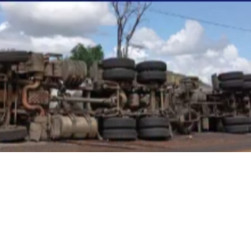 Carreta-tanque carregada com leite tomba na BR-356 em Itaperuna (RJ)