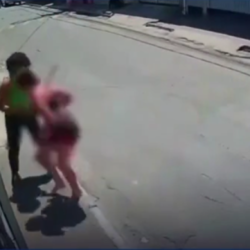 Jovem é agredida por companheiro e corre com faca cravada nas costas em São Paulo; Veja o Vídeo