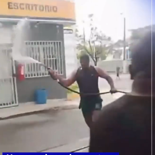 Homem invade posto, joga gasolina em si e causa pânico na Vila Rubim, em Vitória (ES)