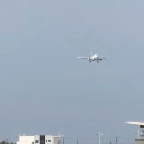 Avião luta contra ventos cruzados em Navegantes (SC)