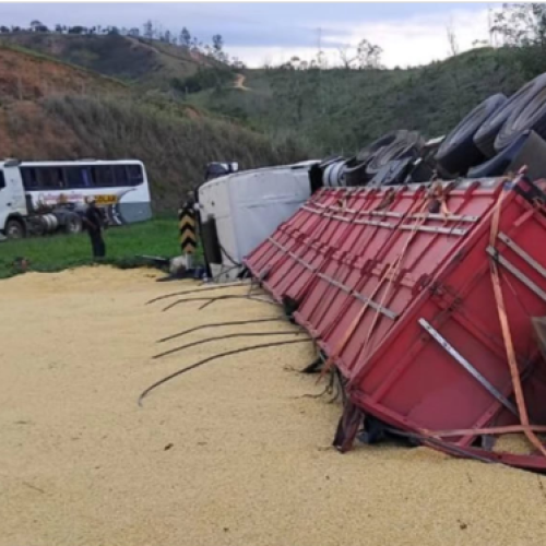 Carreta carregada com milho tomba em trevo de Cataguases (MG) e motorista fica ferido