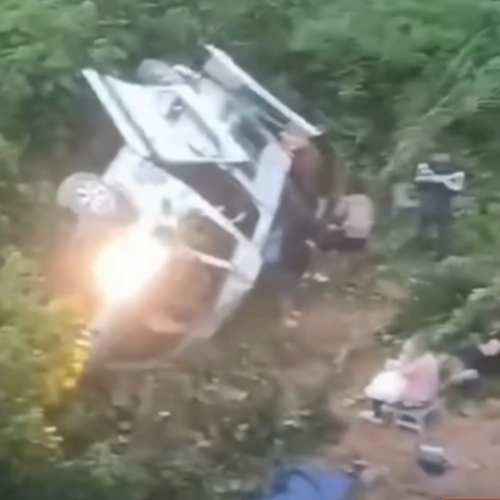 Van escolar cai em ribanceira e deixa 11 feridos na serra d’água, em Angra dos Reis (RJ)