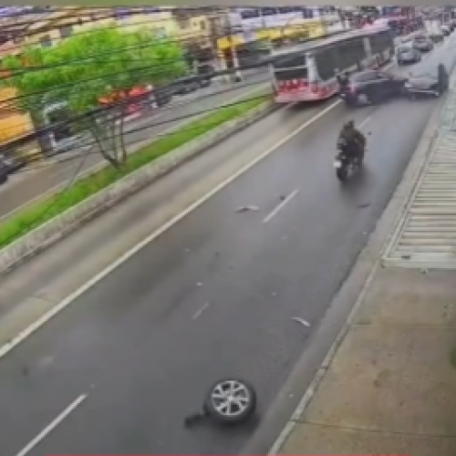 Carro perde controle e provoca acidente em sequência em São Paulo