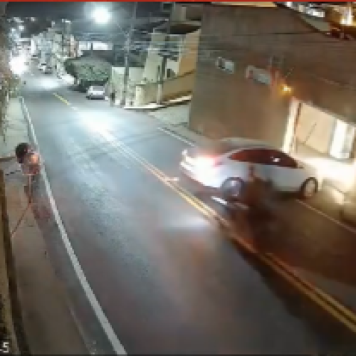 Câmera de Segurança Registra Colisão entre Carro e Moto em Natividade (RJ)