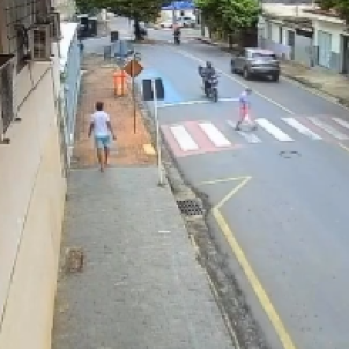 Idosa é Atropelada em Faixa de Pedestres no Bairro Safira, em Muriaé (MG)