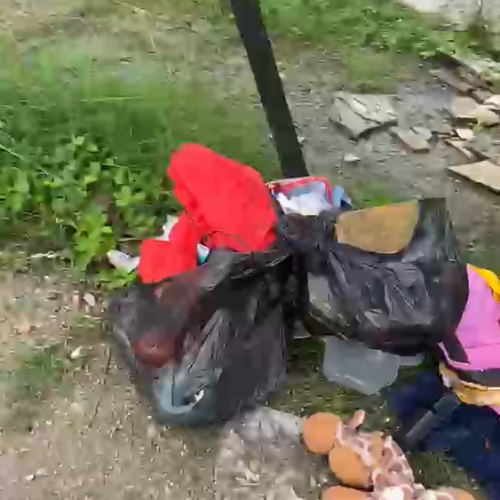Pertences de crianças são jogados no lixo após denúncias de maus-tratos em creche de São Gonçalo