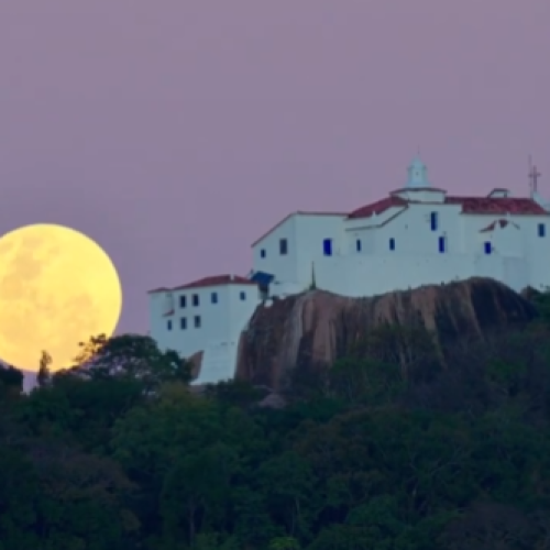 Alinhamento monumental: Lua de Morango ilumina o Convento da Penha em clique de tirar o fôlego