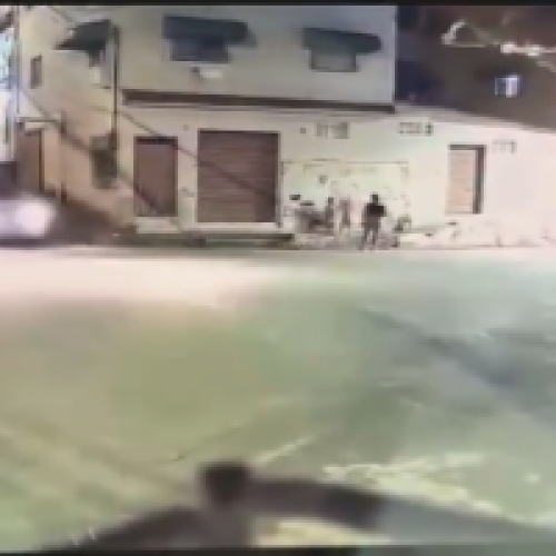 Câmera de segurança registra carro em alta velocidade invadindo entrada de igreja em Vila Velha (ES)