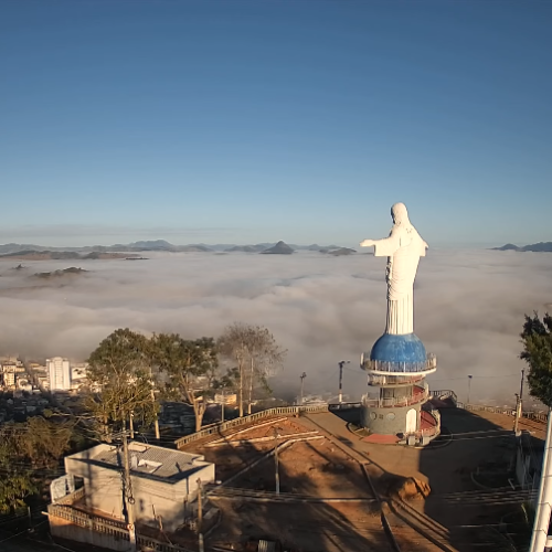 Intenso nevoeiro cobre Itaperuna e cria “mar de nuvens” visto do Cristo Redentor