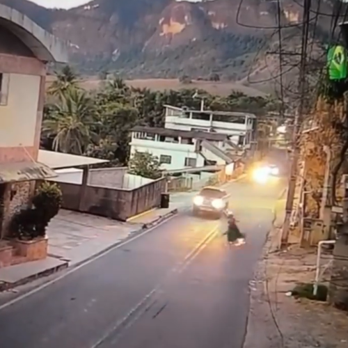 Acidente entre carro e motocicleta é registrado em trevo entre Anchieta e Piúma (ES)