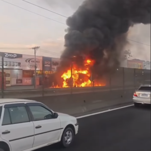 Incêndio em Caminhão Causa Retenção na Rodovia Washington Luiz (BR-040)