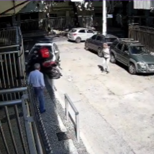 Homem disfarçado de entregador é preso após colidir moto roubada contra viatura em Ipanema no Rio de Janeiro