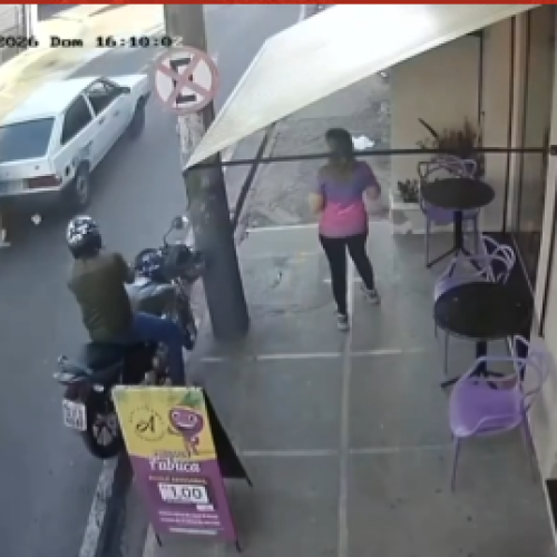 Câmera de Segurança Registra Atropelamento por Veículo em Marcha à Ré em Muriaé (MG)