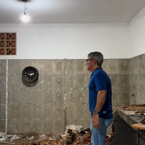 Prefeito Taninho acompanha reforma do banheiro público no Centro de Natividade