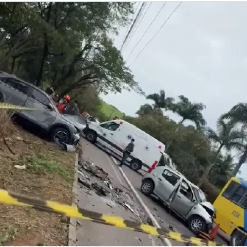 Duas pessoas morrem após colisão entre carros na Rodovia do Sol, em Anchieta (ES)