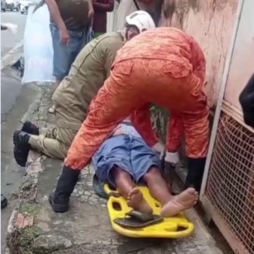 Idoso sofre parada cardíaca na via pública e é socorrido no Centro de Itaperuna (RJ)