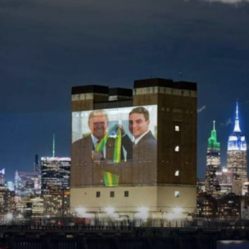 Ativistas projetam imagens de Flávio Bolsonaro e Donald Trump em pontos turísticos de Nova York