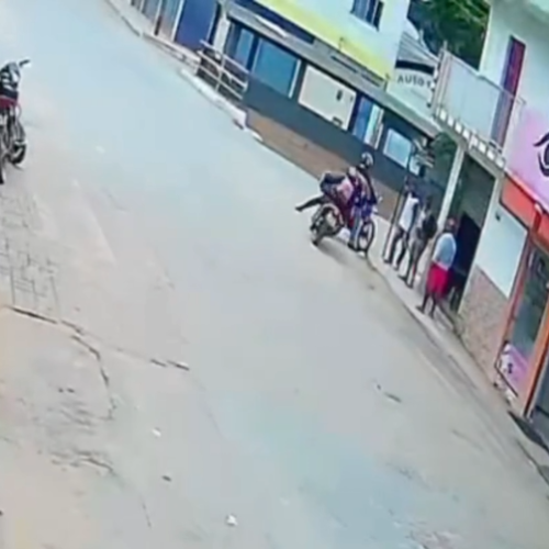 Motociclista perde o controle e cai em ribeirão no centro de Varre-Sai (RJ)