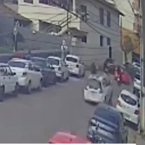 Acidente entre carro e moto deixa duas pessoas feridas na Rua Júlio César, em Itaperuna (RJ)