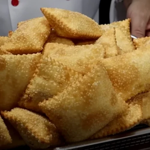 Mulher mata 40 integrantes de facção com pastéis envenenados