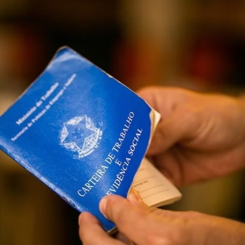 Desemprego é de 5,6% no trimestre até agosto e repete mínima histórica