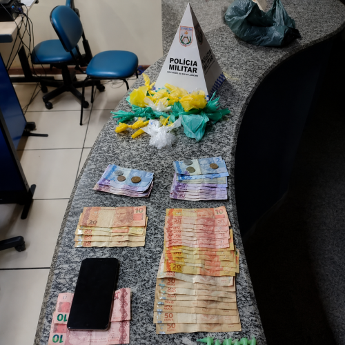 Polícia Militar apreende drogas, dinheiro e celular em operação no Morro Grande, em Italva (RJ)