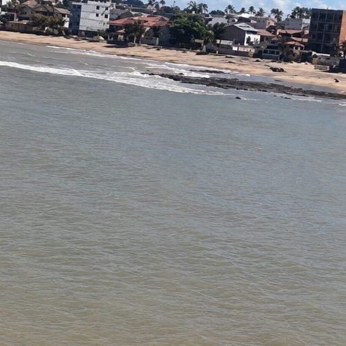 Guarda-vidas interrompe transmissão ao vivo para salvar criança em praia de Marataízes (ES)