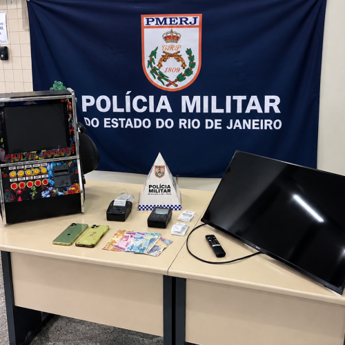 PM fecha casa de jogos de azar e apreende máquina caça-níquel em Itaperuna (RJ)