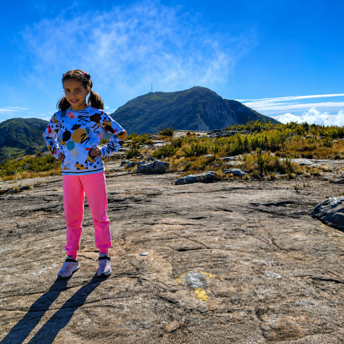 Menina de 7 anos sobe o Pico da Bandeira e impressiona trilheiros