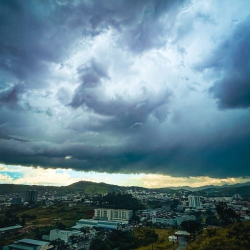 Tempo vira no dia das mães com chegada de frente fria e a massa de ar polar mais forte do ano no RJ 