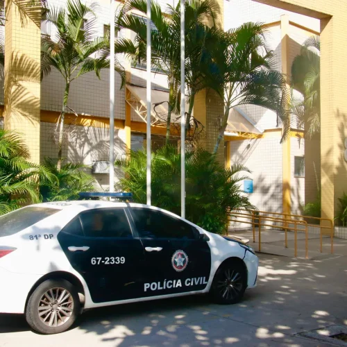 Criança fica trancada em van escolar por mais de 5 horas em Niterói (RJ)