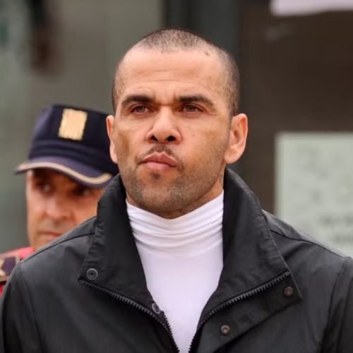 Justiça espanhola anula sentença por estupro e absolve o jogador Daniel Alves.