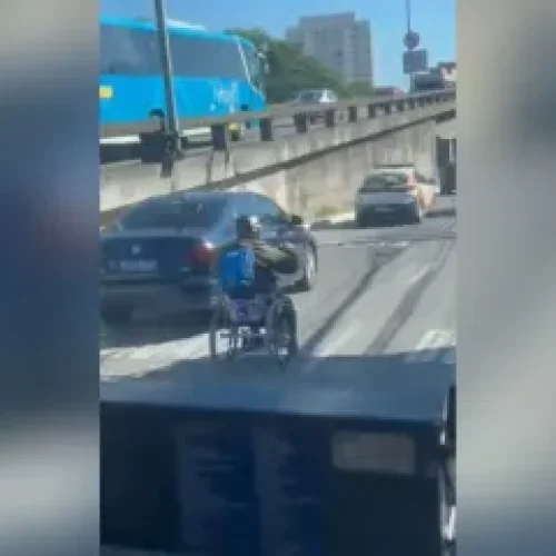 Cadeirante circula no meio do trânsito em via movimentada de Niterói (RJ)