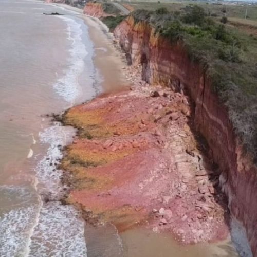 Falésia desmorona e praia é interditada em Marataízes; moradores relatam tremor