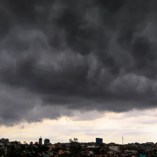 Novo ciclone extratropical aumenta risco de temporais e chuva volumosa no Sul e Sudeste