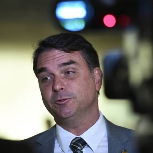 Após operação contra o pai, Flávio pede que Trump suspenda tarifaço