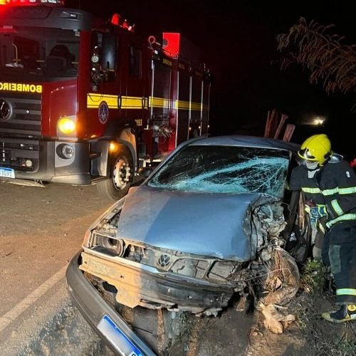 Acidente entre carro e caminhão na MGC-265 deixa condutor gravemente ferido
