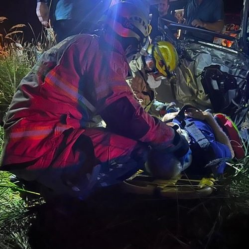 Colisão frontal entre veículo de passeio e ônibus de turismo deixa quatro feridos na estrada Muriaé X Miraí