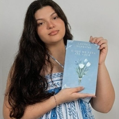 Estudante de 17 anos de Bom Jesus do Itabapoana (RJ) lança seu primeiro livro físico