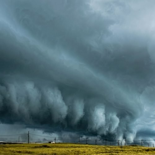 Frente fria traz chuva forte, raios e ventos de até 76 km/h ao Estado do Rio nesta terça-feira (22)