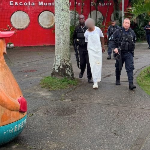 Suspeito armado veste roupa de merendeiro para fugir da polícia dentro de escola no Recreio dos Bandeirantes