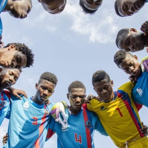 Projeto Bola Viva leva aulas gratuitas de futebol e inclusão social para jovens de Itaperuna
