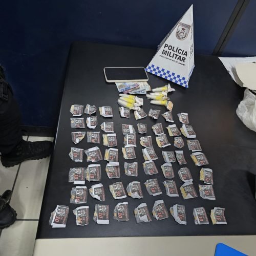 Jovem é preso com drogas amarradas à cintura em Itaperuna (RJ)