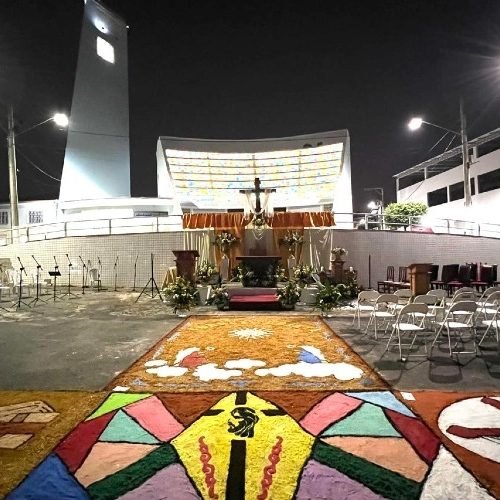 Fiés se reúnem para confeccionar os tradicionais tapetes de Corpus Christi nas ruas de Muriaé