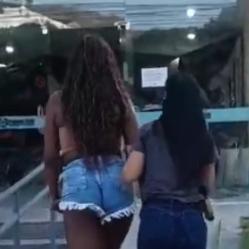 Mulher trans foi presa por ter extorquido R$ 30 mil de cliente em Itaperuna (RJ)