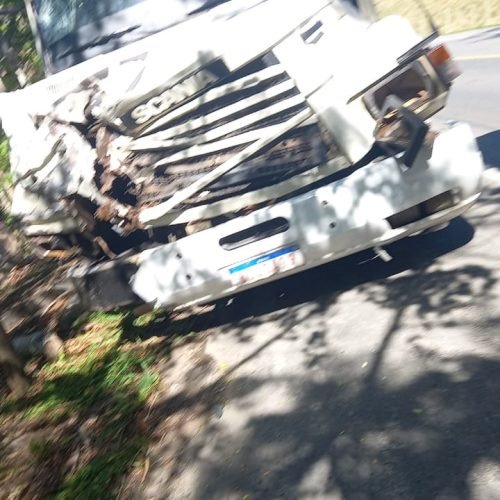 Carreta carregada com roupas tomba após colidir em Itaperuna (RJ)