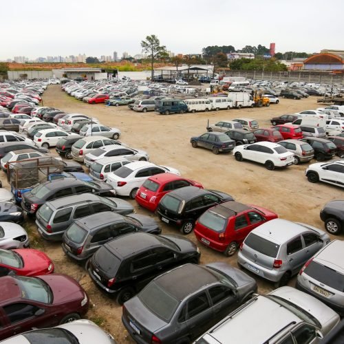 Leilão de veículos do DETRAN em São Paulo tem Corsa por R$ 4,5 mil